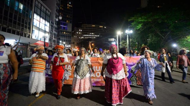 Activistas indígenas y afrodescendientes protestan contra el racismo en Brasil.