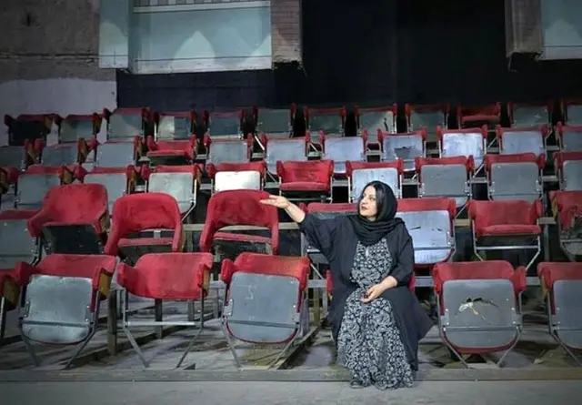 آینا قطبی در نمایش سوختیم