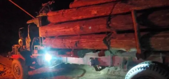 ပဲခူးရိုးမအတွင်း ညအချိန် ဖမ်းမိတဲ့ တရားမဝင်သစ်ကားကို ရေတာရှည်ပြည်သူ့ကာကွယ်ရေးတပ်တွေ ၂၀၂၂ ဖေဖော်ဝါရီမှာ ဖမ်းမိ