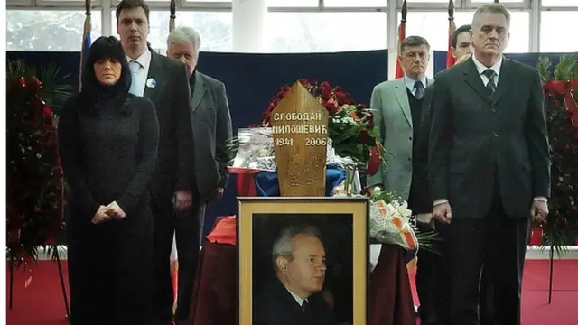 Maja Gojković i Aleksandar Vučić (levo), Tomislav Nikolić (desno)
