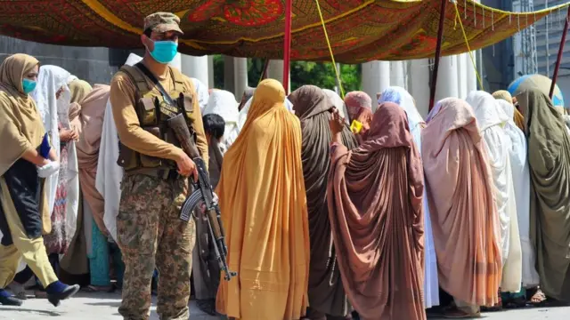 پشاور میں احساس ایمرجنسی پروگرام کے باہر لی گئی تصویر