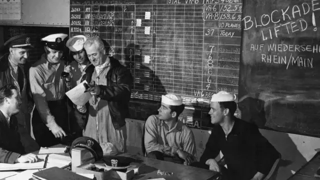 Сүрөттө америкалык аскерлер Берлиндеги блокадага алынганы тууралуу жаңылыкты уккан учуру.