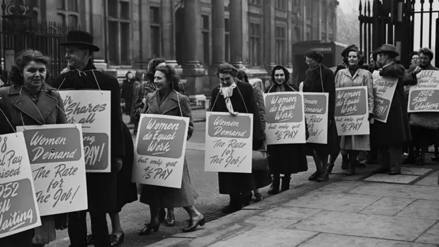 احتجاجٌ لموظفات حكوميات في بريطانيا في منتصف القرن العشرين