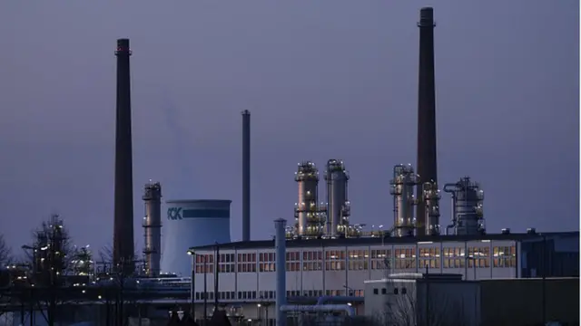 Контрольний пакет нафтопереробного заводу PCK у німецькому Шведті належить "Роснафті". Ще з радянський часів нафта туди іде нафтопроводом "Дружба"