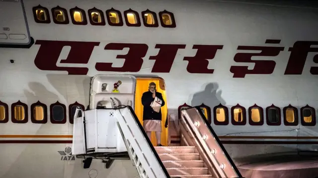 એર ઇન્ડિયાના વિમાનમાંથી ઉતરતા નરેન્દ્ર મોદી