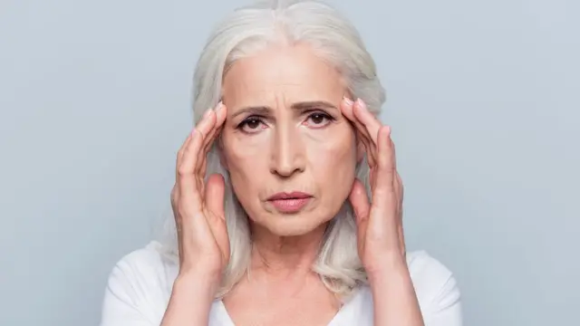 Mujer preocupada por su memoria