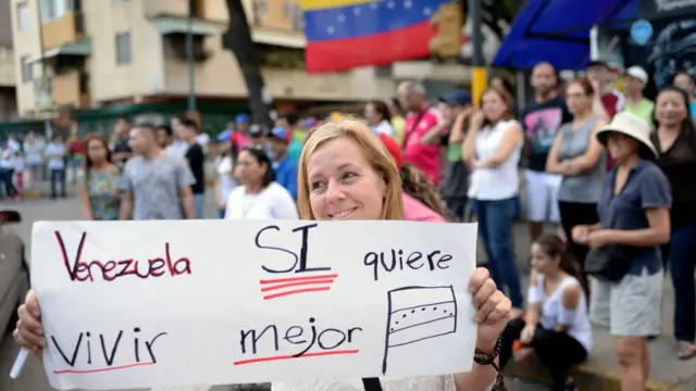 Mujer con cartel: "Venezuela sí quiere vivir mejor".