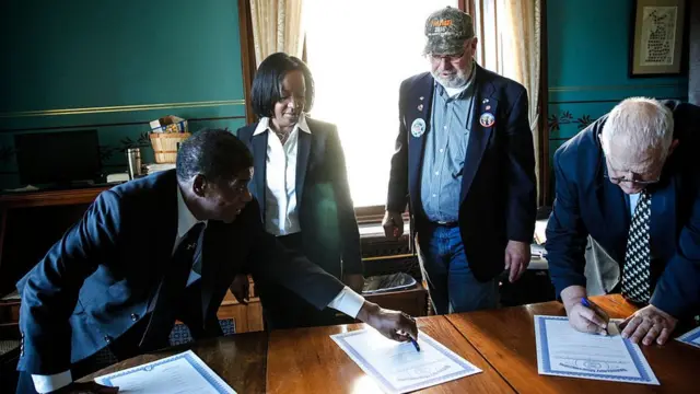 Выборщики от Мичигана голосуют за Трампа в 2016 году