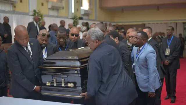 Jeneza lililoubeba mwili wa Dkt. Reginald Mengi likiingizwa katika ukumbi wa Karimjee