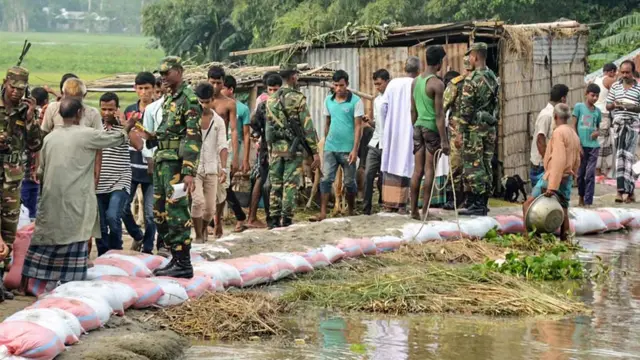 গাইবান্ধায় বন্যা নিয়ন্ত্রণ বাঁধ রক্ষায় সেনাবাহিনীর সদস্যরা সহায়তা করছে।