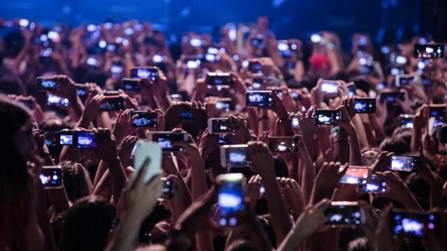 Teléfonos en un concierto