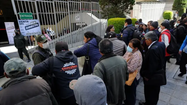 Cola de bolivianos frente al Banco Central de Bolivia.