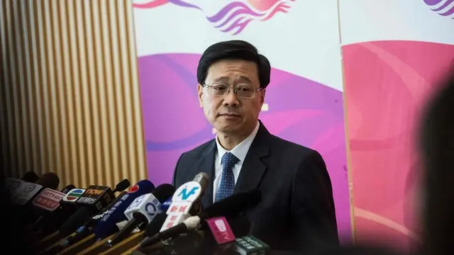 保安局局長李家超拒絶透露計劃取締"民族黨"的詳情，他解釋這是要避免影響民族黨申述。