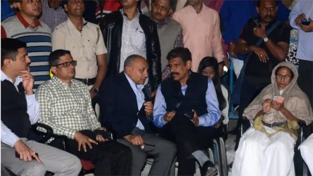 గతంలో కోల్కతా పోలీస్ కమీషనర్ సీబీఐ అరెస్టు వ్యవహారంలో మమతా బెనర్జీ ధర్నా కూడా చేశారు