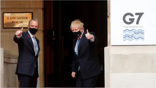 英国外相拉布（左）和首相约翰逊（右）。