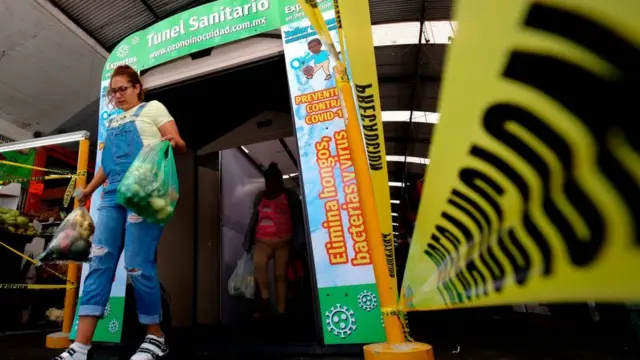 Túnel sanitario en un supermercado de Ciudad de México