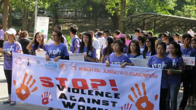 အမျိုးသမီးတွေအပေါ် အကြမ်းဖက်မှုနဲ့ ကိုယ်ဝန်ဖျက်ချမှုလို ဥပဒေတွေကို ပြုပြင်ချင်တယ်လို့ မနန္ဒာက ဆိုပါတယ်။