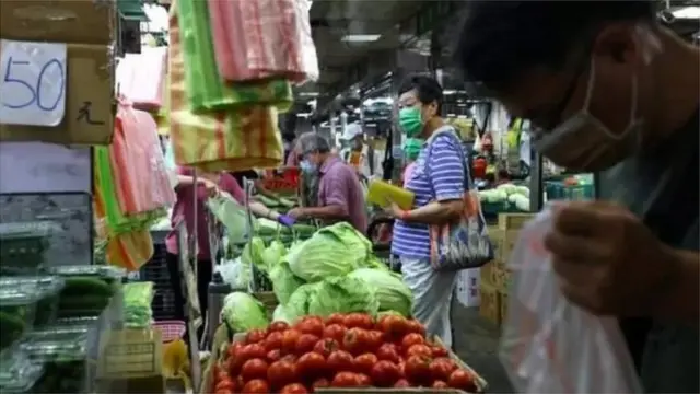 તાઇપેના એક બજારમાં ખરીદી કરતાં લોકો