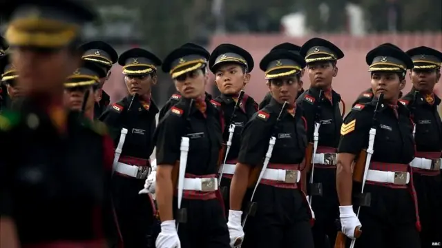 अगर महिलाएं लड़ाकू विमान उड़ा सकती हैं तो सेना की कमांड पोस्ट क्यों नहीं?