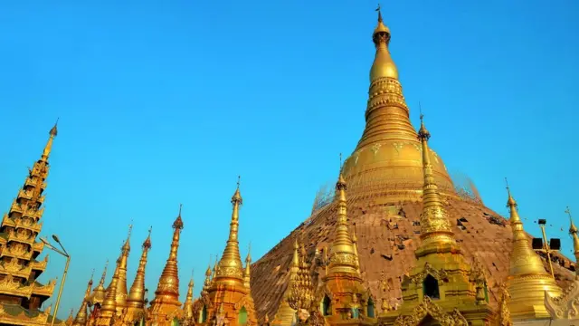 По всей Бирме встречаются храмы, где можно молиться известным вейза