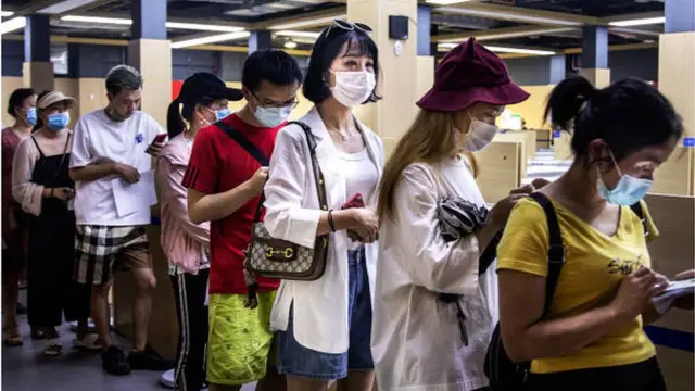 مواطنون في مدينة ووهان الصينية يقفون في طابور للحصول على الجرعة الثانية من اللقاح ضد فيروس كورونا.