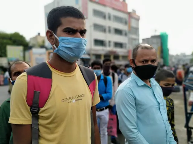 సికింద్రాబాద్ రైల్వే స్టేషన్‌ వద్ద ప్రయాణీకులు