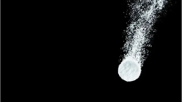 INMAS-DRDOના રેડિએશન બાયોસાયન્સ ડિપાર્ટમૅન્ટના વડા ડૉ. સુધીર ચાંદનાએ બીબીસીને જણાવ્યું કે, "આ દવા ગ્લુકોઝની જેમ શરીરમાં જાય છે. તે સંક્રમિત કોષિકાઓની અંદર જઈને તેની શક્તિ ઓછી કરી દે છે જેથી સંક્રમણ ફેલાતું નથી કે તેનો વિકાસ થતો નથી. ધીમે ધીમે દર્દીને ઓક્સિજન સપૉર્ટની જરૂર પડતી નથી."