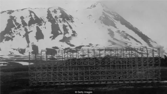 工人争分夺秒地赶着在环境恶化之前修好机库。