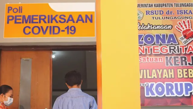 Petugas kesehatan mengantar pasien memasuki ruang layanan Poli COVID di RSUD dr. Iskak, Tulungagung, Jawa Timur, Jumat (7/8/2020)