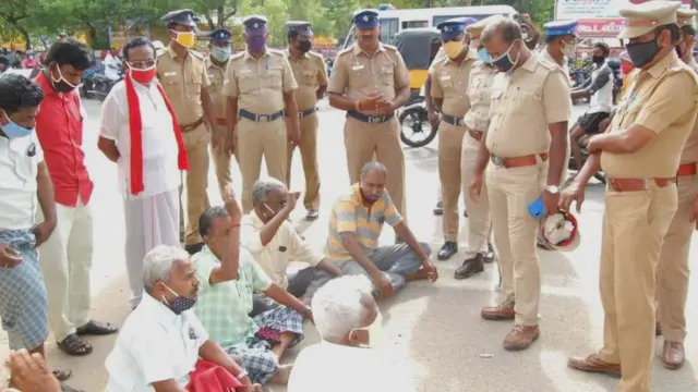 சிறைக் காவலில் தந்தை - மகன் பலி; தூத்துக்குடியில் உறவினர்கள் போராட்டம்