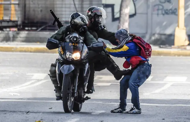 Homem é agredido por forças1xbetbrsegurança