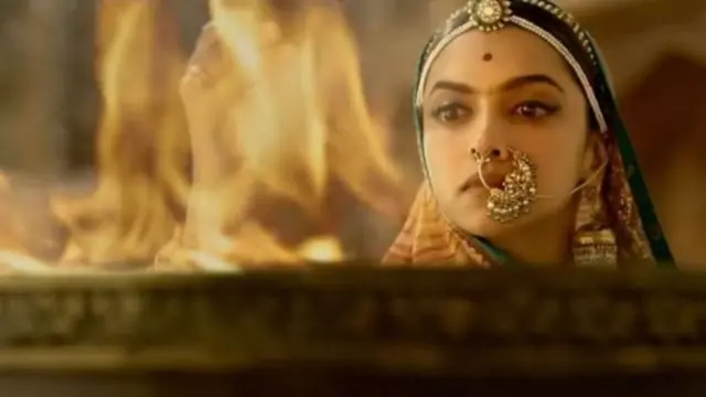 પદ્માવત ફિલ્મના એક સીનમાં જોવા મળી રહેલી ફિલ્મની અભિનેત્રી દીપિકા પાદુકોણે