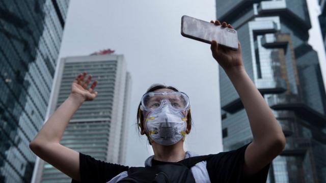 智机手机在香港的示威者中除了用来通讯，还是拍摄照片和短片的工具。