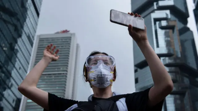智机手机在香港的示威者中除了用来通讯,还是拍摄照片和短片的工具。
