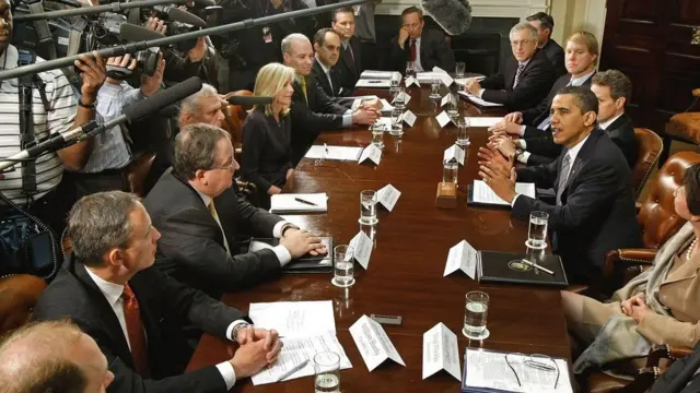મિટીંગ કરી રહેલા ઓબામા અને તેમના વહીવટીતંત્રના સભ્યો
