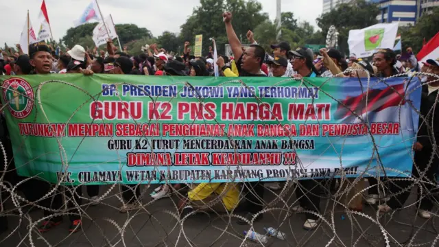 Ribuan guru honorer melakukan demonstrasi di depan Istana Negara.