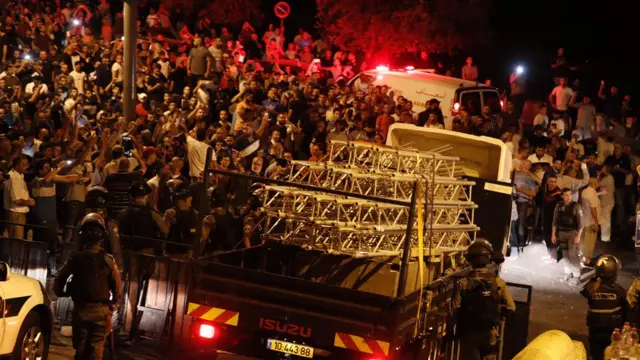 الاحتفال بإزالة البوابات الإلكترونية