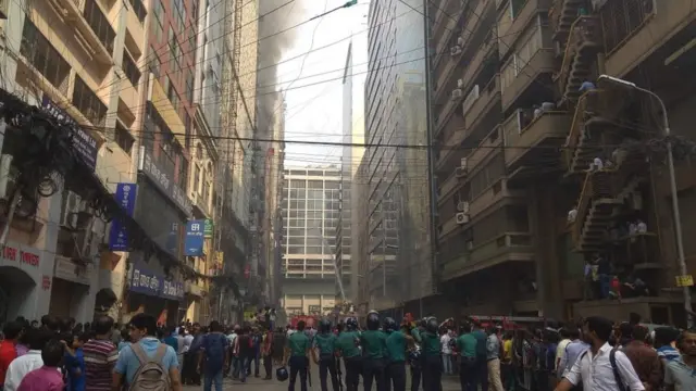 চলছে আগুন নিয়ন্ত্রণের চেষ্টা