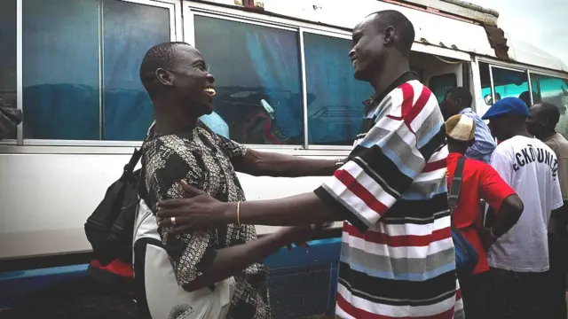 Mmadụ abụọ na-ekele onwe ha