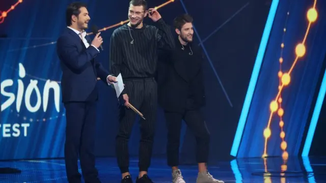 Ведучий Сергій Притула і учасники гурту KADNAY