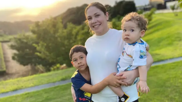 Tatiana Conti e os filhos, Miguelgol bet apostas6 anos e Gabrielgol bet apostas1 ano e 4 meses