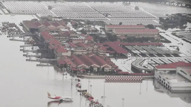 सरकार ने राज्य के प्रमुख, कोच्चि अंतरराष्ट्रीय हवाई अड्डे को 26 अगस्त तक के लिए बंद कर दिया है.