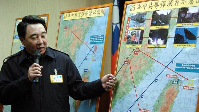 资料图片：2006年台湾国防部发言人展示1996年中国导弹演习示意图