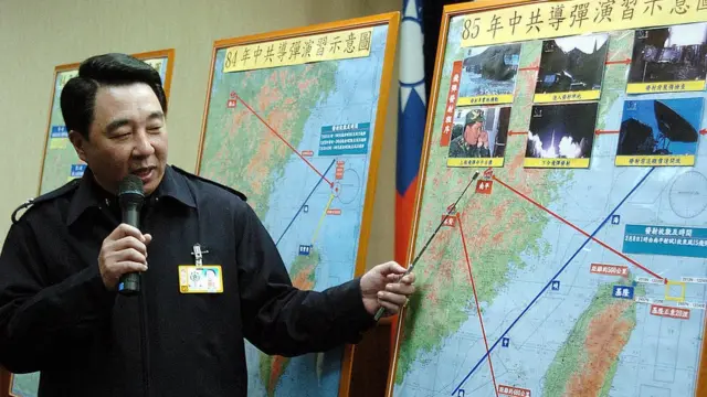资料图片:2006年台湾国防部发言人展示1996年中国导弹演习示意图