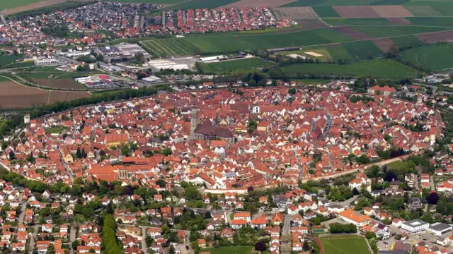 Астероид врезался в Землю на этом месте 15 млн лет назад. Теперь здесь город - круглый как воронка