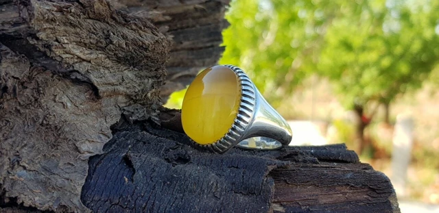 من الأحجار المشهورة للزينة بناءً على الروايات الإسلامية الفيروز والحديد الصيني والدرّ النجفي والعقيق