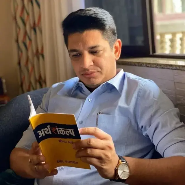 देवेंद्र फडणवीसांनी लिहिलेलं पुस्तक वाचताना सत्यजित तांबे