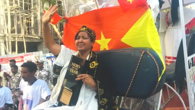 ፍረወይኒ ኣብ ከተማ መቐለ ኣብ ሰረገላ ተሰቒላ ንህዝቢ የቐንየለይ እንትትብል:: ካብ ማይደገነ ተላዒላ ብኣደባባያት ሮማናት:ሓውዜንን ሃፀይ ዮሃንስ ኣቢላ ተዛዊራ