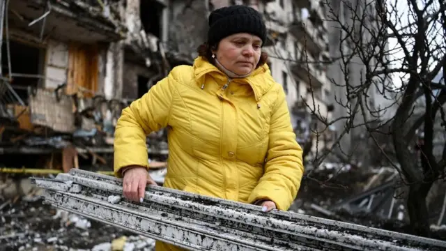 Ukrayna Kiyev Rusiya bu gün Kiyevə girdi Kiyevdə dağıntılar Rus qoşunlarının bombardmanından sonra yanan bina