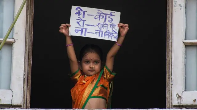 મુંબઈમાં પરંપરાગત વસ્ત્રોમાં બાળકીની અપીલ